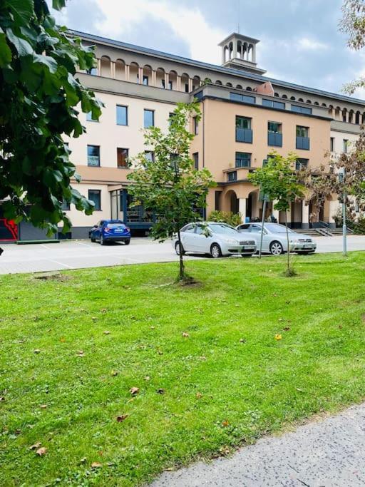Residence Park Lovely Apartman With Private Parking Kysucke Nove Mesto Exterior foto